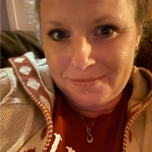 Meet your Posher, Jessica - Picture 2 of 2